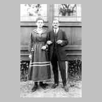 094-0122 Frisch verlobt in Schirrau. Meta Szimmetat (19) und Heinrich Darge (34) am 17.10.1920.JPG